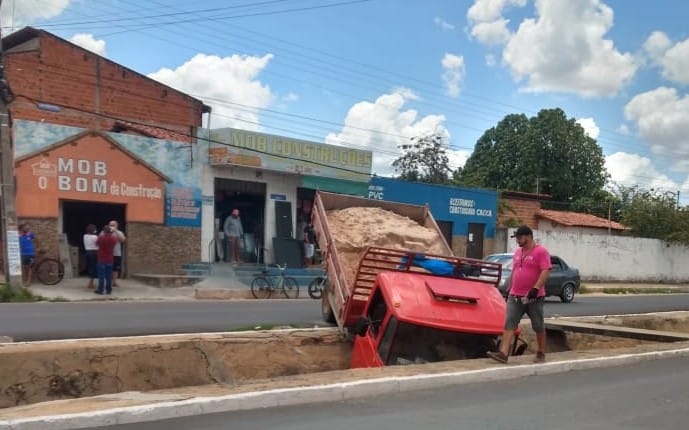Caminhão cai dentro da galeria do bairro Mocambinho